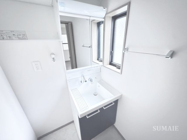 志茂4丁目戸建の洗面所|独立洗面台です