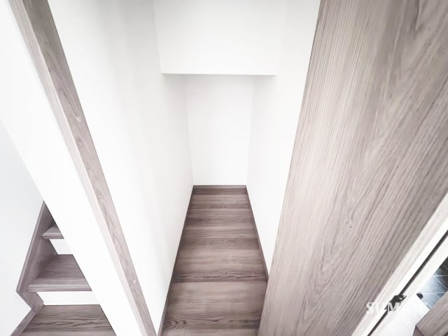 志茂4丁目戸建の収納|階段下収納です