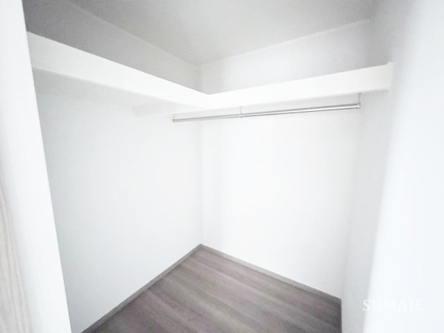 志茂4丁目戸建の収納|ウォークインクローゼットです