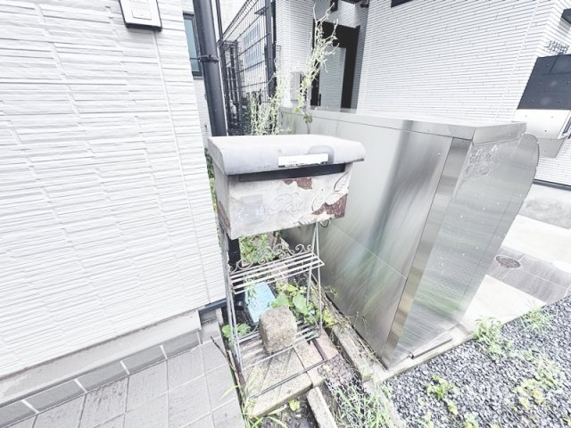 志茂4丁目戸建のロビー|郵便ポストです