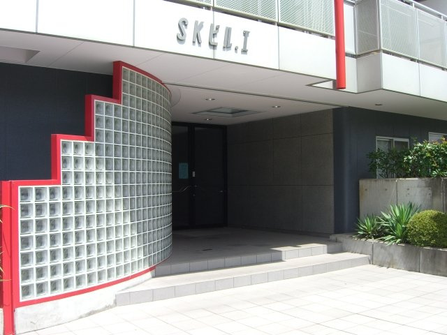 SKビルのエントランス
