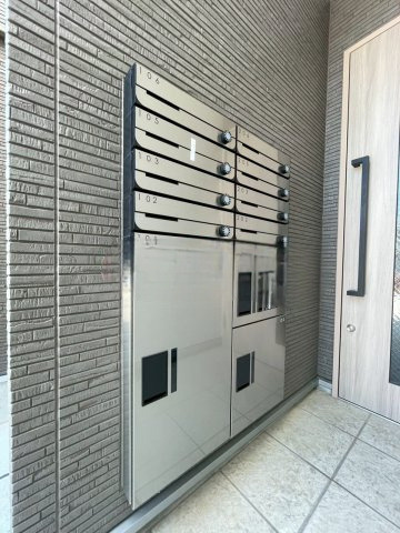 THENOBLES諏訪野町Ⅱの玄関|収納もある玄関です