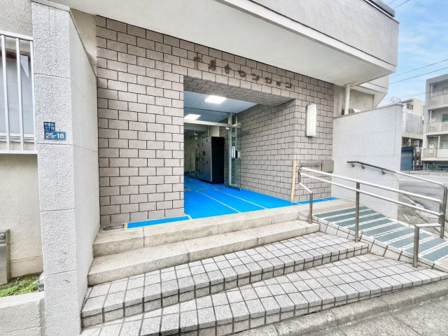 中落合マンションのエントランス|2026.07.05撮影

現地ご見学希望・資料請求などお気軽にお問い合わせ下さい！
03-5990-5201