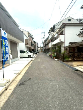 玉串町1期1号棟の前面道路含む現地写真
