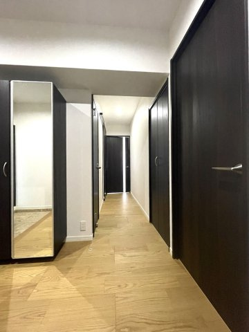 レークヒルズ野多目二番館の玄関|玄関を開けてもリビングが直接見えない間取り
プライバシーに配慮された間取りです