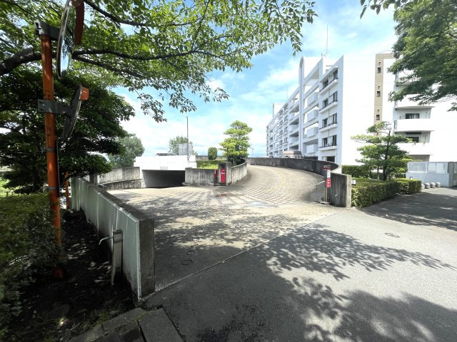 レークヒルズ野多目二番館の駐車場|チェーンゲート付きの平面駐車場
