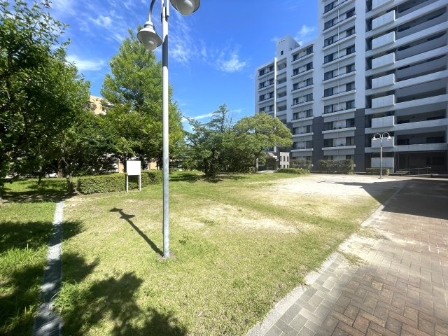 レークヒルズ野多目二番館のその他共用部分|敷地内には共用庭があり、お子様との遊び場としても利用可能