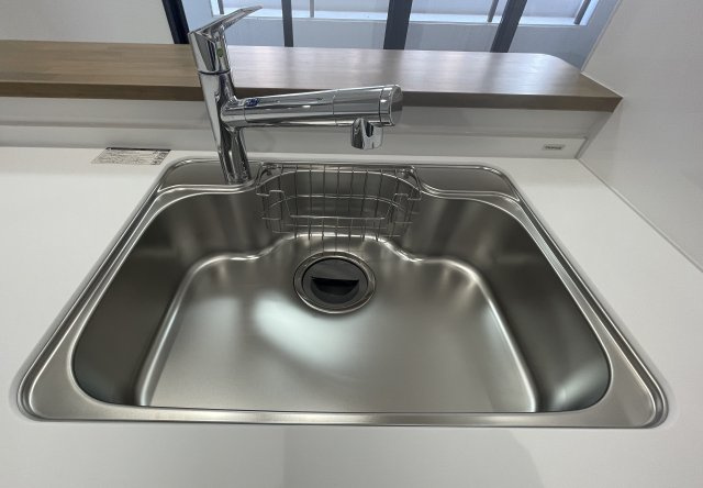 レークヒルズ野多目二番館のキッチン|浄水器一体型水栓を備えた使い勝手の良いシンク