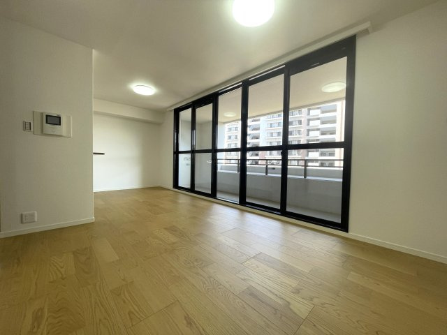 レークヒルズ野多目二番館の居間・リビング|家具レイアウトのしやすい、使い勝手の良い横型リビング
