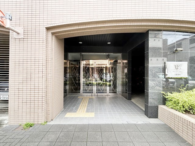 【エントランス】 | マイキャッスル板橋本町 | お客様を、そして住人を出迎えてくれるマンションのエントランス。ゴミが落ちていないことからも、管理状態の良さや住民の節度の高さが見て取れます。～即日のご見学可能～　お問合せはお気軽にどうぞ。