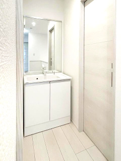 アルモニー三軒茶屋の独立洗面台|独立洗面台、小物を置くことができて便利です