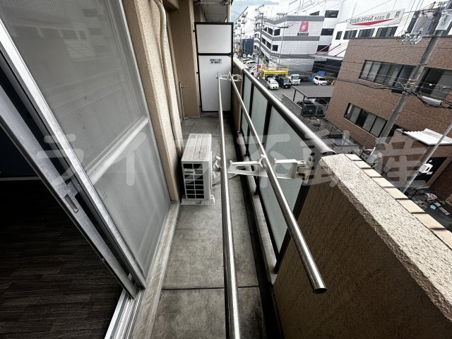 シロハイヌ吉田のバルコニー|外からの目が気にならないバルコニーで洗濯物が干せます