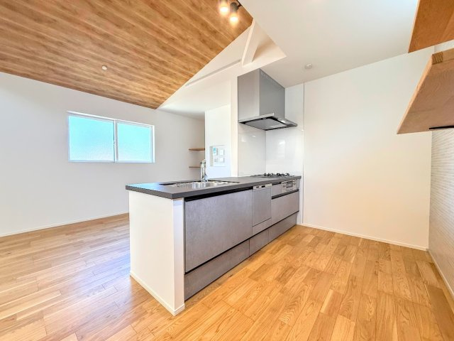 戸塚区上倉田町　新築戸建て　第3のキッチン|［モデルハウス］◆キッチンからダイニングやリビングが見渡せるキッチン。料理をしながら家族とコミュニケーションをとれるだけでなく、大きな開放感も得られることができます。