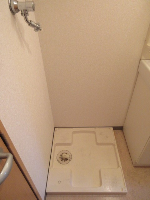 キャロンコート横浜の設備|室内洗濯機置場　※別号室の参考写真です(反転・現況優先)