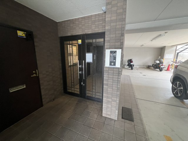 名古屋市千種区千種通５丁目の賃貸マンションのエントランス