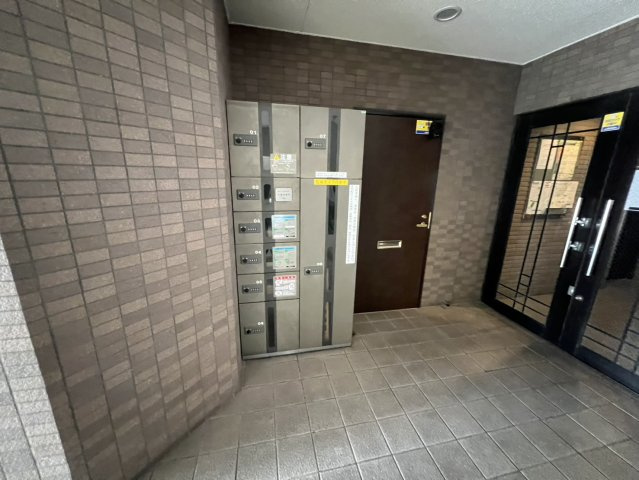 名古屋市千種区千種通５丁目の賃貸マンションのエントランス