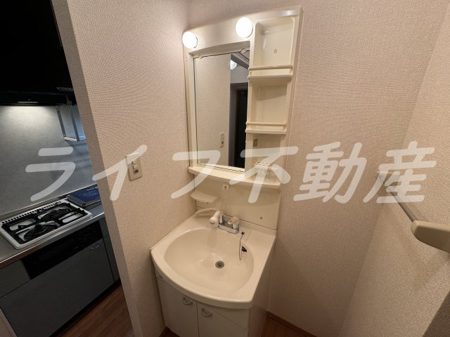 アディック東花園の独立洗面台|朝の支度にも助かる、独立の洗髪洗面化粧台