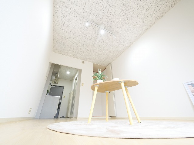 TOMIO　BASEの内装|明るい色調の室内です