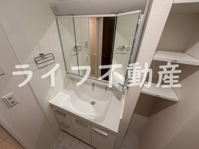 アベニール末広の独立洗面台|朝の支度にも助かる、独立の洗髪洗面化粧台