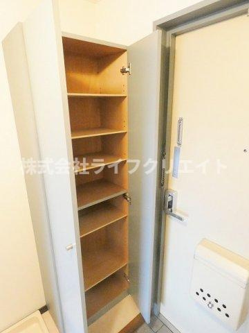村野旭が丘ビルの玄関