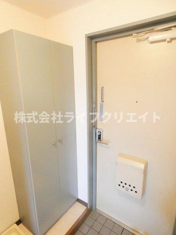 村野旭が丘ビルの玄関