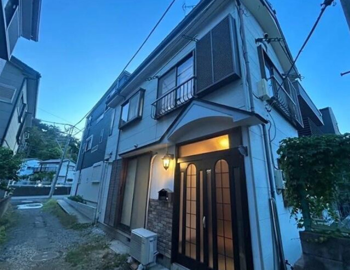 川崎市高津区明津戸建の外観|おしゃれな格天井の2ＤＫ♪
ロールスクリーン仕切りのワーキングスペース付き♪