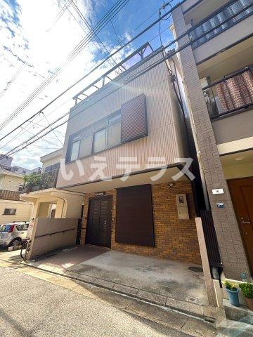 花隈町戸建のエントランス