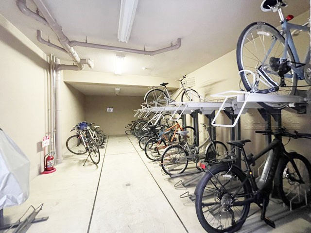 【駐輪場】 | ジェイパーク渋谷イーストスクエア | 自転車置き場。マンションの共用部にあたります。空きの有無や駐輪料金、各戸の台数制限などについては、改めてお問い合わせください。～即日のご見学可能～　お問合せはお気軽にどうぞ。
