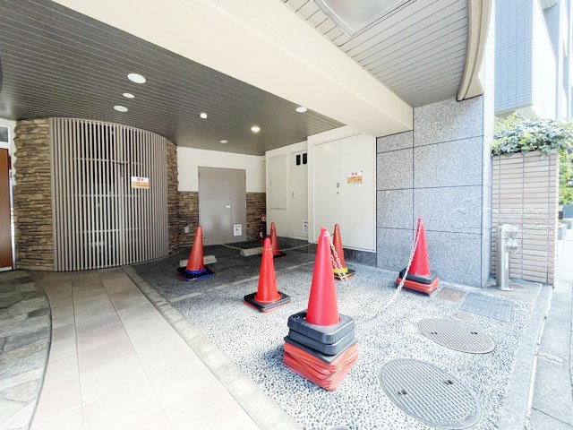 【駐車場】 | ジェイパーク渋谷イーストスクエア | マンションの駐車場スペース。空きの有無や駐車料金、サイズ規定などについては、改めてお問い合わせください。～即日のご見学可能～　お問合せはお気軽にどうぞ。
