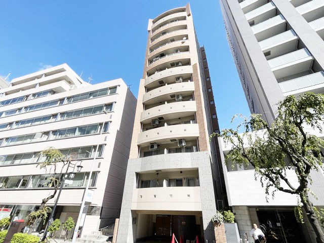 【外観】 | ジェイパーク渋谷イーストスクエア | 青空によく映える建物です。手入れの行き届いた外壁やマンション正面エントランスなど、綺麗な姿をぜひ一度、現地にてご覧ください。～即日のご見学可能～　お問合せはお気軽にどうぞ。
