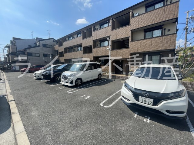 コンフォールミタニの駐車場|車をお持ちの方に嬉しい駐車場付きの物件です