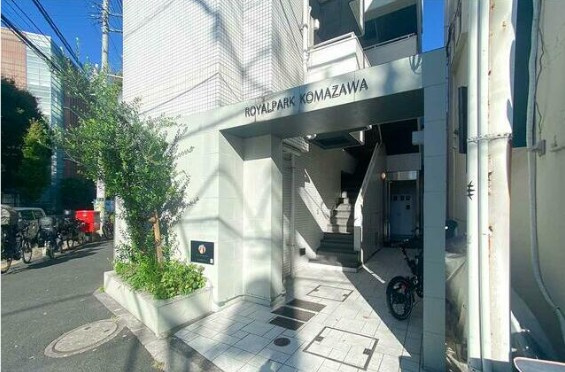 ロイヤルパーク駒沢のエントランス