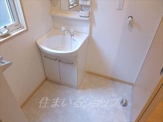 クレルＭの洗面所|シャンプードレッサー・窓あり