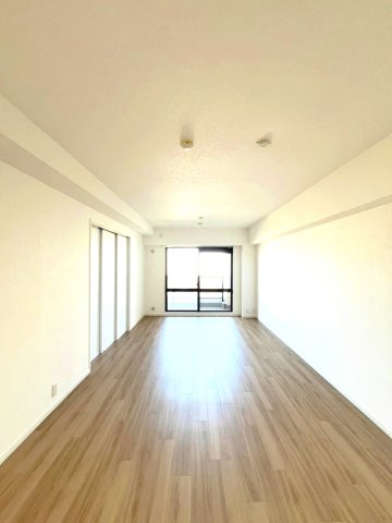 ラ・ヴィーダ西宮の居間・リビング|東向きバルコニーのため朝日が差す明るいお部屋です。
