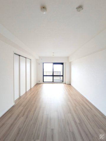 ラ・ヴィーダ西宮の居間・リビング|東向きバルコニーのため朝日が差す明るいお部屋です。
