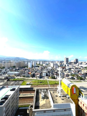 ラ・ヴィーダ西宮の展望|北側洋室（約7.2帖）からの眺望。
甲山や西宮市北側を一望できます。