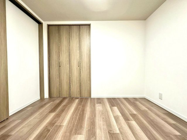 菱興マンションの洋室|収納と居住空間のバランスが良く、日常生活を快適にサポートします。
