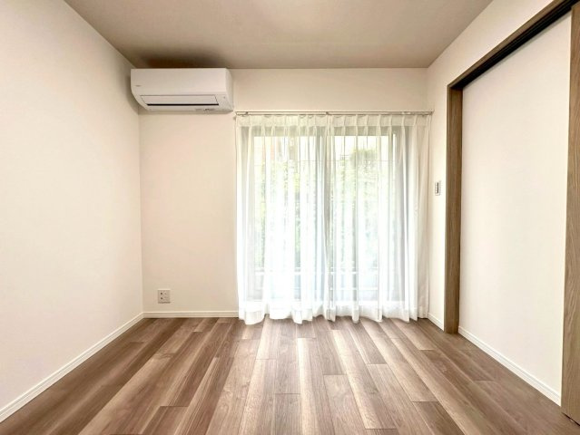 菱興マンションの洋室|窓配置にも配慮され、採光と通風のバランスに優れた快適な空間です。