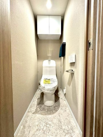 菱興マンションのトイレ|シンプルで上品な内装が、住まい全体の印象を損なわない落ち着いた空間を演出します。
