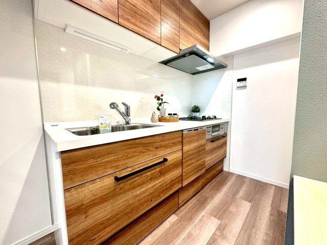 菱興マンションのキッチン|清潔感あふれる内装と機能性を兼ね備え、毎日の家事を心地よく支えます。