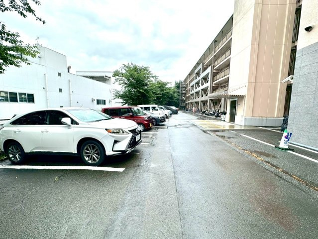 菱興マンションの駐車場|マンション敷地内に駐車場を確保。通勤やお買い物など日常の車利用に便利です。