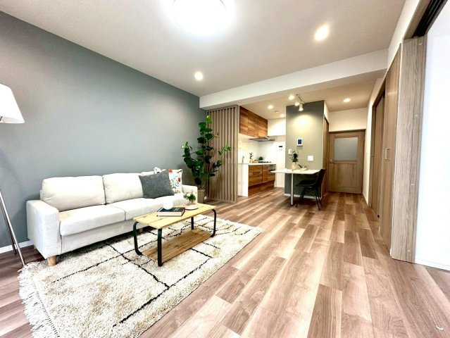 菱興マンションの居間・リビング|ゆったりとした空間設計により、くつろぎと機能性を兼ね備えた理想的なリビングを実現しています。