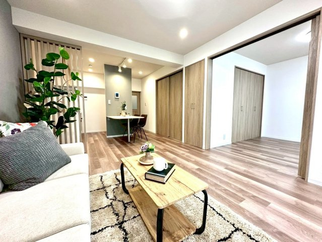 菱興マンションの居間・リビング|空間全体にゆとりを感じさせる設計で、家族が自然と集まりたくなる温もりあるリビングに仕上がっています。