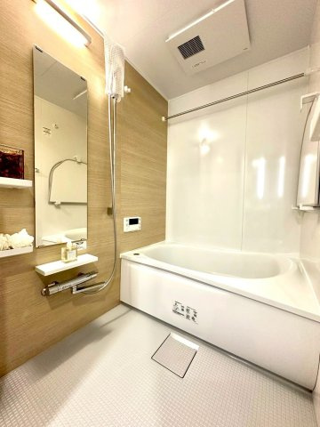 菱興マンションの浴室|明るく開放的な空間設計で、心地よい入浴時間をお過ごしいただけます。