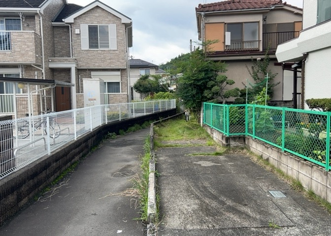 【前面道路含む現地写真】 | 南側道路の場合は長い時間光を入れ込むことができるため、庭やリビングを道路側に持ってくることが多く土地価格も高い傾向にあります。一方北側道路だとリビングや庭が南側になりプライバシーを守ることができます。