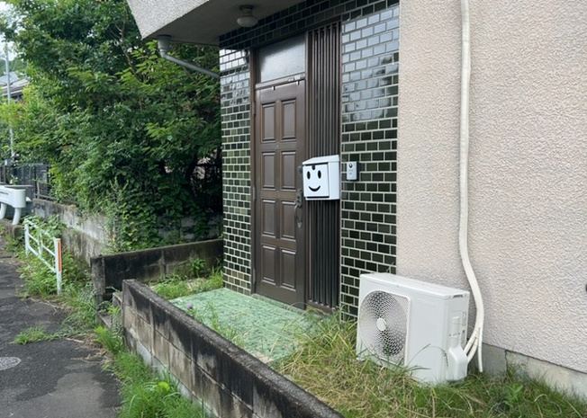 【玄関】 | 玄関は家の顔と言っても過言ではありません。現地を見学する際は玄関の広さや全体のバランスなどを見てみるといいでしょう。一般的なアプローチのしやすさだけではなく、お年寄りにも優しい設計のものだと安心です。