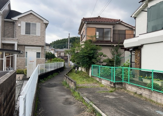 【前面道路含む現地写真】 | 住宅用の土地では前面道路に2m以上接していなければならないと法律で定められています。しかし、お持ちの車のサイズやライフスタイルなどにより、2mでは利便が悪い場合もございますので、事前に確認しましょう。