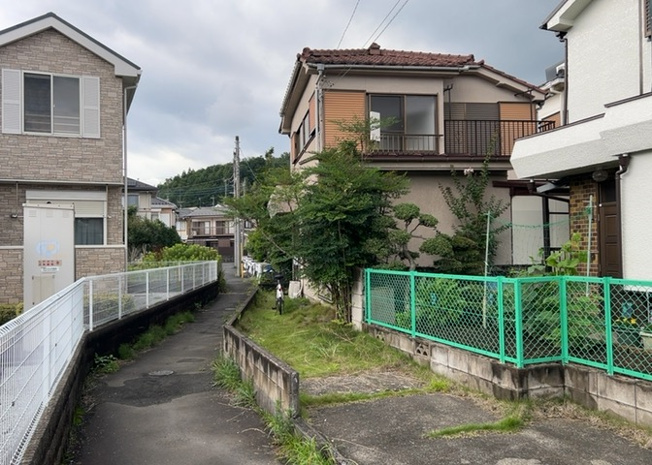 【前面道路含む現地写真】 | 道幅が広い場所は日当たりや風通が良好です。幅が広いのですれ違いも可能ですし大きな車でも駐車可能！一方で、大型車が通ることも多くなるため交通量の増加により騒音に繋がります。また土地の値段が高くなります。