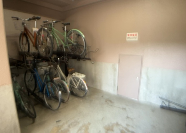 【駐車場】 | モラーダ厚木プレステージ | 車一台あたりに必要なスペースは、標準サイズの普通自動車で横幅2m50cm、長さ5mは必要になります。ただし、乗降のことも考慮して横幅3m30cm、長さ5m50cmほどは確保できるところを選びましょう。