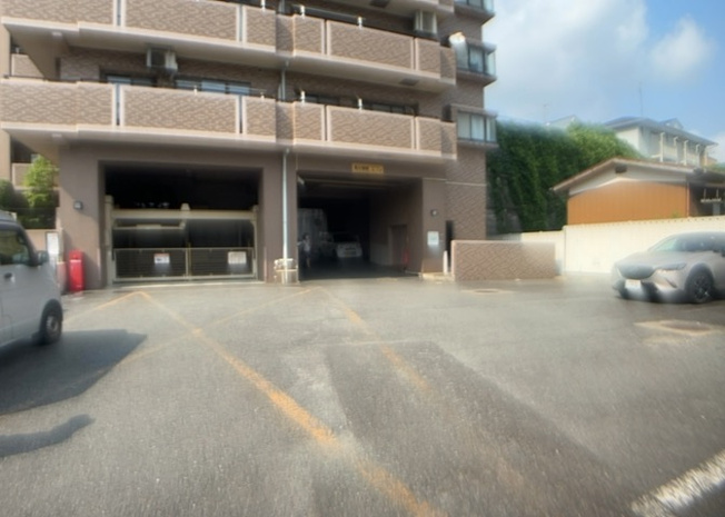 【駐車場】 | モラーダ厚木プレステージ | 駐車場と明記されていても、最小スペースでつくられた駐車場だと大型車は駐車できなかったり、出入りしにくくなったりする可能性があります。お車のサイズと購入したい物件の駐車場のサイズを現地で確認しましょう。